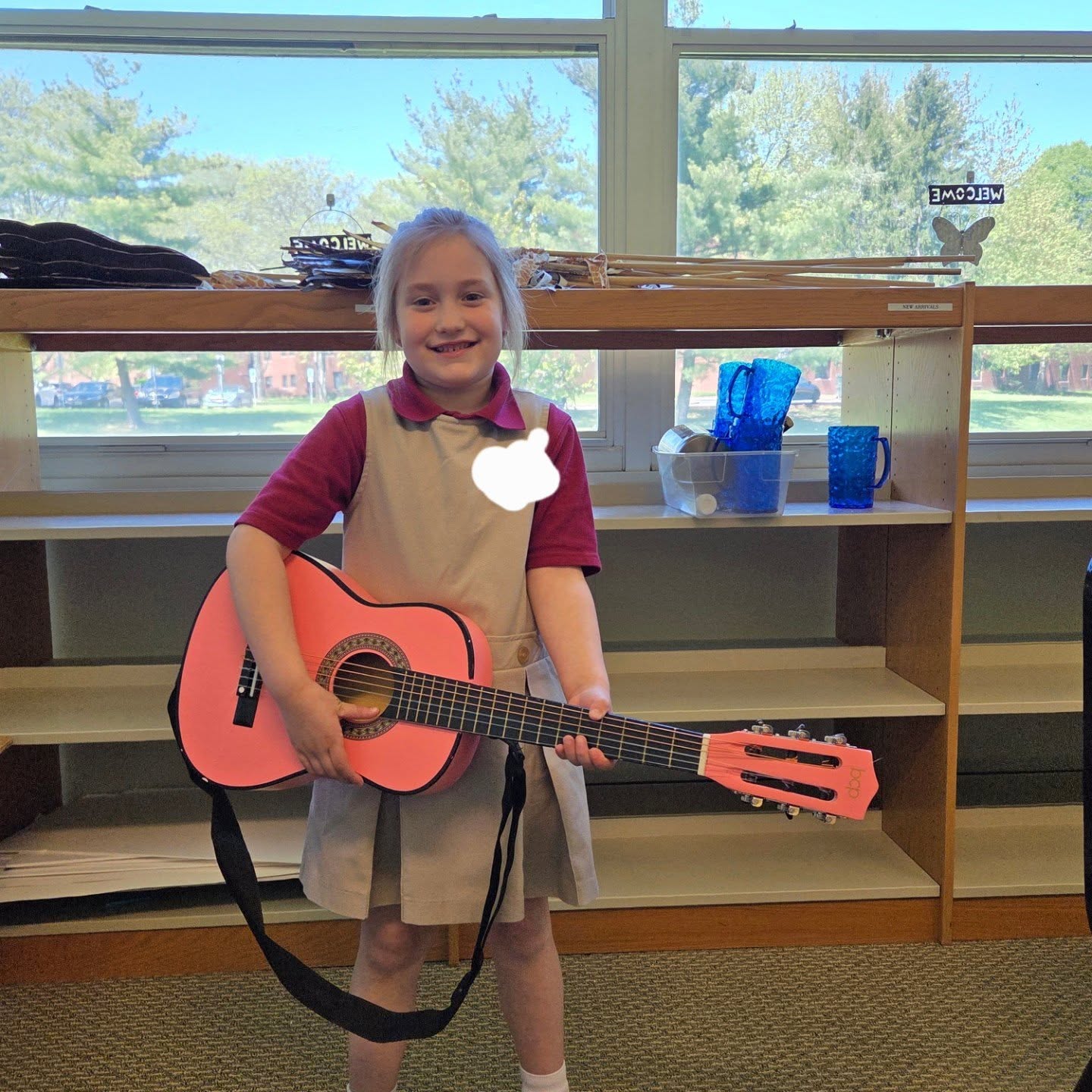 Nothing but smiles for this young student as she had another great lesson this week.  Keep working hard students! #perfecttimemusicstudents #perfecttimemusic #smile #guitar #musicprogram